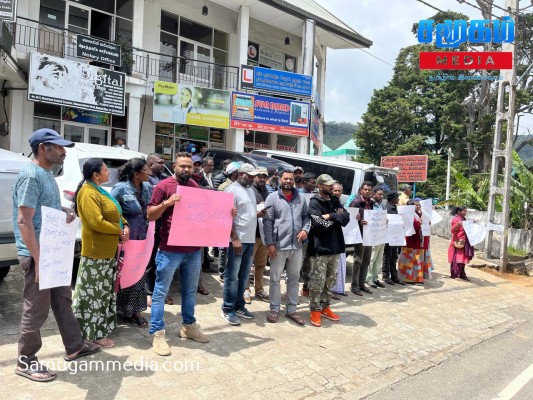 அரசுக்கு எதிராக செயற்படும் நுவரெலியா ஆணையாளர்; இடமாற்றக்  கோரி  மக்கள் ஆர்ப்பாட்டம்! 